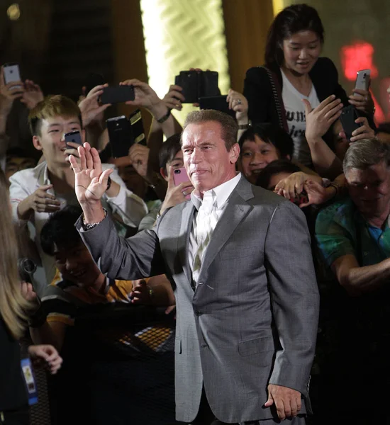 Amerikai Színész Arnold Schwarzenegger Hullámok Vörös Szőnyegen Premierre Film Expendables — Stock Fotó
