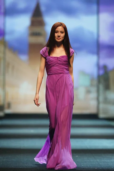 Bir Modeli Yeni Bir Yaratım Alberta Ferretti Defilede Shanghai Moda — Stok fotoğraf