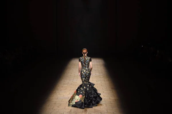 2014年10月25日 在中国北京举行的中国时装周斯普林 夏季时装秀上 一位模特展示了新的创作作品 — 图库照片