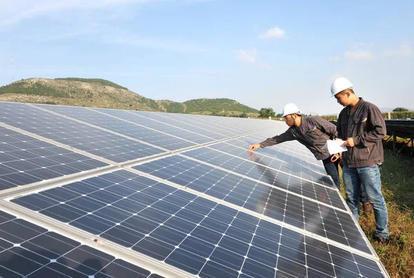 Trabajadores Chinos Revisan Paneles Solares Una Planta Energía Fotovoltaica Ciudad — Foto de Stock