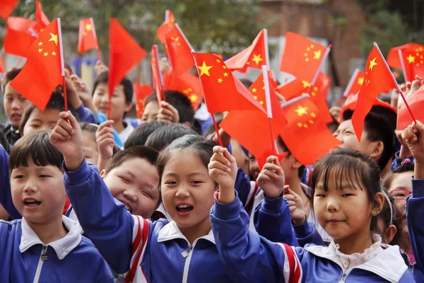 Unga Kinesiska Studenter Vinkar Små Kinesiska Nationella Flaggor För Att — Stockfoto