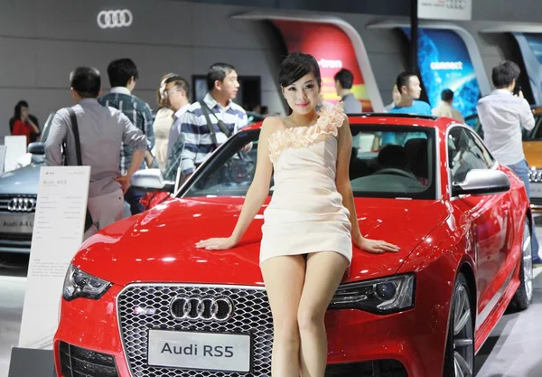 Een Model Poses Met Een Audi Rs5 Tijdens Een Auto — Stockfoto