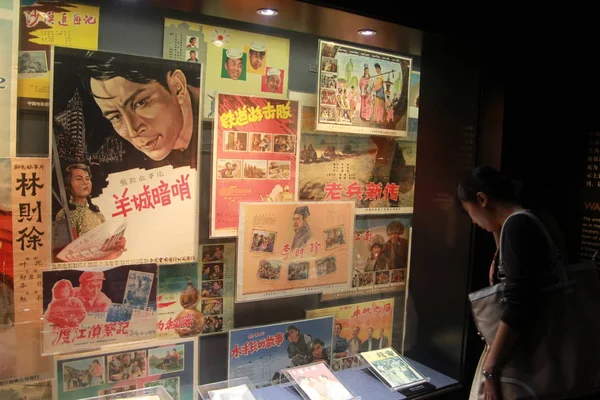 Visitatore Guarda Manifesti Vecchi Film Cinesi Allo Shanghai Film Museum — Foto Stock