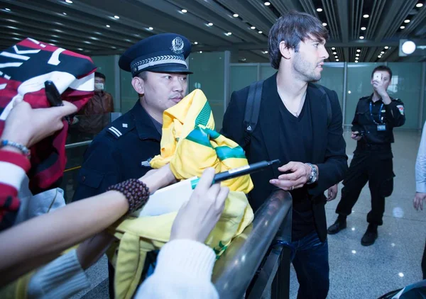 2014年10月8日 巴西足球明星里卡多 伊泽克森 多斯桑托斯 在中国北京抵达北京首都国际机场参加美洲超级克拉西科足球赛后合影 — 图库照片