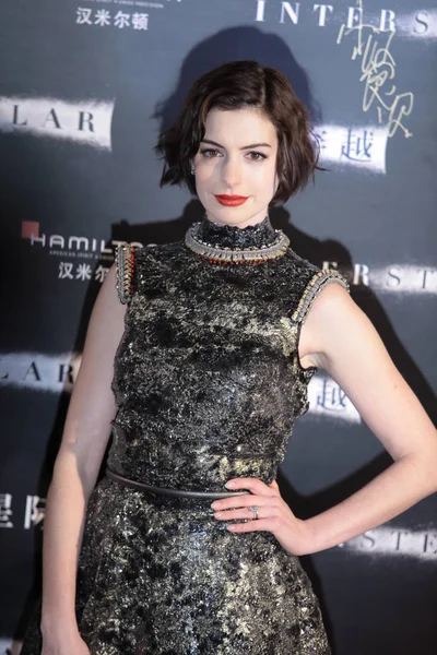 Aktris Amerika Anne Hathaway Berpose Karpet Merah Untuk Pemutaran Perdana — Stok Foto