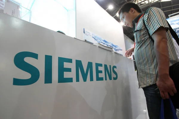 Man Besöker Siemens Monter Utställning Shanghai Kina Juni 2013 — Stockfoto