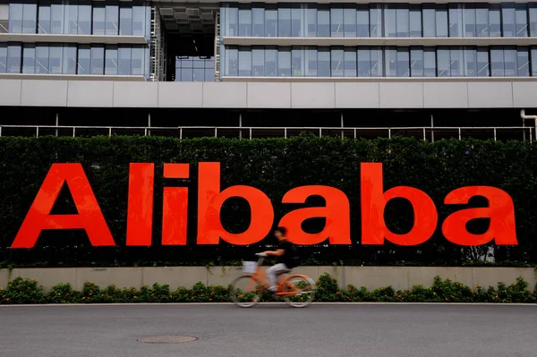 Cyclist Rides Signboard Alibaba Group Hangzhou City East Chinas Zhejiang — Stock Photo, Image