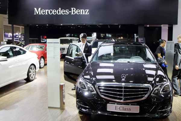 Visitante Olha Para Mercedes Benz Class Durante Uma Exposição Automóveis — Fotografia de Stock