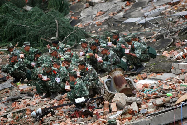 Penyelamat Cina Makan Mie Instan Puing Puing Rumah Runtuh Setelah — Stok Foto