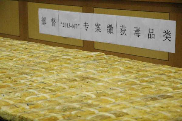 薬物に対する最新の取り締まり中に中国警察によって没収されたメタンフェタミンのブロックは 2013年3月18日 中国中央省長沙市の長沙公安局に展示されている — ストック写真