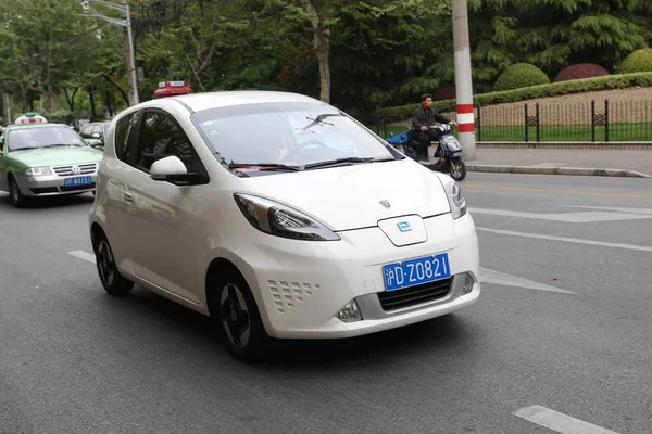 Coche Eléctrico Roewe E50 Saic Motor Viaja Por Una Carretera — Foto de Stock