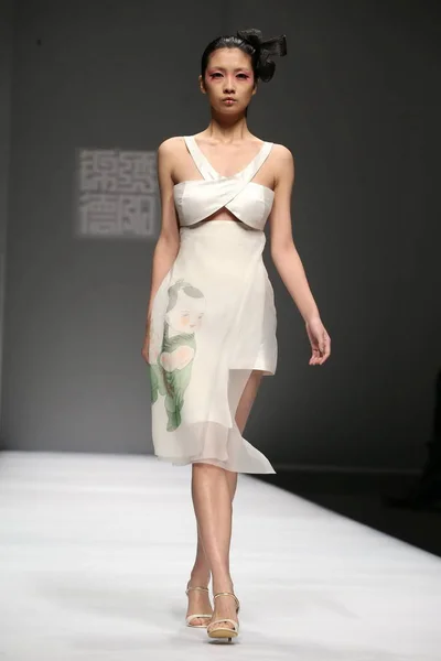モデルは 2013 日北京 メルセデス ベンツ中国 2013年秋 冬のファッションウィーク期間中に中国の民族大学コレクションの中国デザイナーから新しい作成を表示します — ストック写真