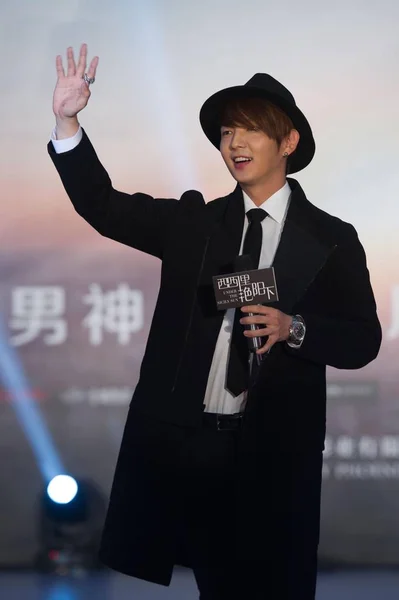2014年12月10日 韩国演员李俊吉在中国北京为他的电影 西西里岛太阳下 举行的新闻发布会上挥手致意 — 图库照片