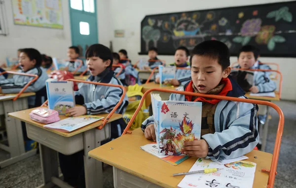 Estudantes Chineses Lêem Mesas Com Bares Instalados Para Manter Uma — Fotografia de Stock