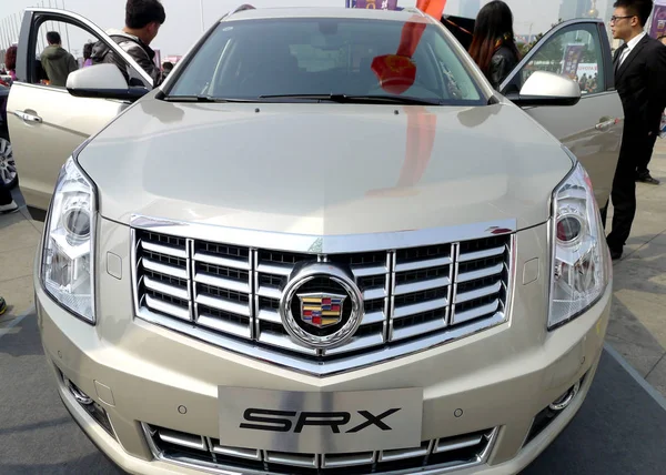 Visitors Look Cadillac Srx General Motors Auto Show Qingdao City — 스톡 사진
