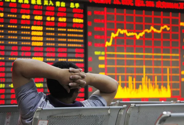 Investor Cina Melihat Indeks Saham Dan Harga Saham Merah Untuk — Stok Foto