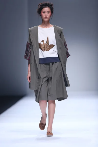 Mannequin Présente Une Nouvelle Création Défilé Guangyu Crocs Lors Fashion — Photo