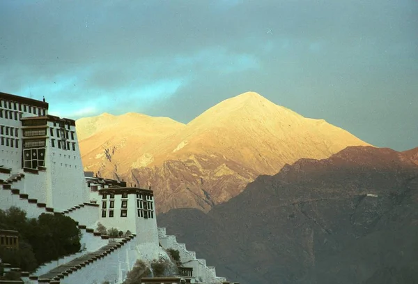 Kilátás Potala Palota Lhászában Délnyugati Chinas Tibet Autonóm Régió — Stock Fotó