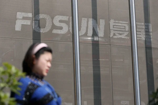 Ein Fußgänger Geht Hauptgebäude Der Fosun Group Shanghai China Februar — Stockfoto