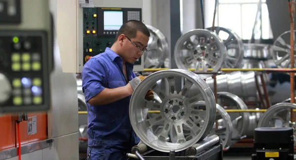 Chiński Pracownik Bada Felgi Samochodowe Linii Produkcyjnej Zakładzie Sanmenxia Dicastal — Zdjęcie stockowe