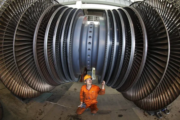 Trabalhador Chinês Verifica Conjunto Gerador Usina Elétrica Zhongli Cidade Huaibei — Fotografia de Stock