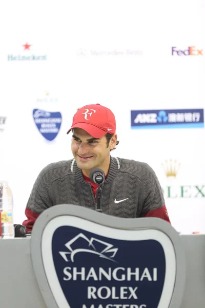 Roger Federer Aus Der Schweiz Lächelt Bei Einer Pressekonferenz Nach — Stockfoto