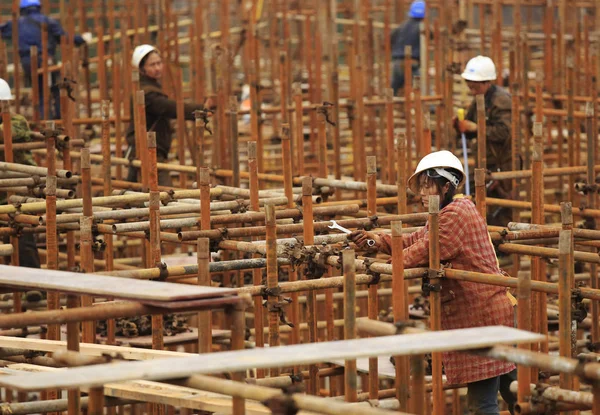 Chinesische Wanderarbeiter Bauen Gerüste Auf Der Baustelle Eines Gewerbeimmobilienprojekts Der — Stockfoto