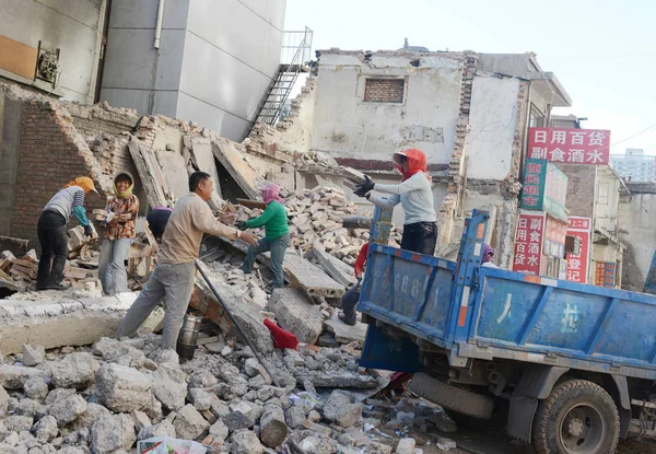 Trabajadores Migrantes Chinos Pasan Ladrillos Sobre Los Escombros Antiguas Casas —  Fotos de Stock