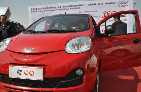 Los Visitantes Prueban Chery Durante Una Exposición Automóviles Ciudad Qingdao — Foto de Stock