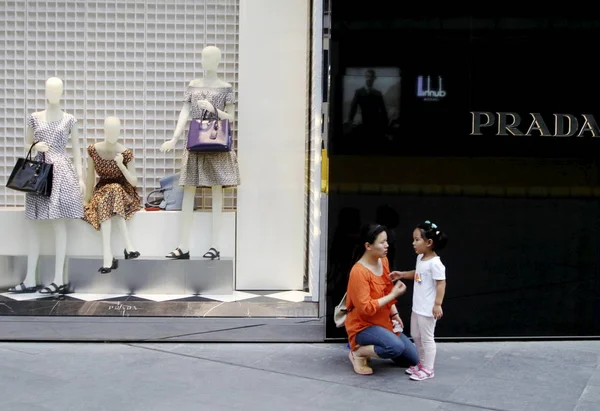 Una Madre Parla Con Sua Figlia Fronte Una Boutique Moda — Foto Stock