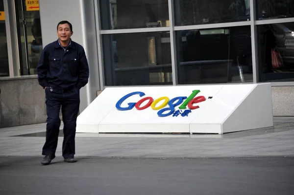 Chiński Człowiek Idzie Obok Siedziby Google China Pekinie Chiny Listopada — Zdjęcie stockowe