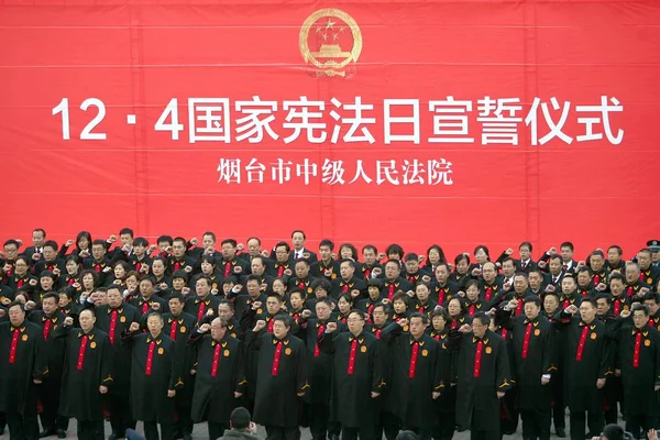 Chinese Rechters Van Yantai Intermediate People Court Zweren Een Eed — Stockfoto