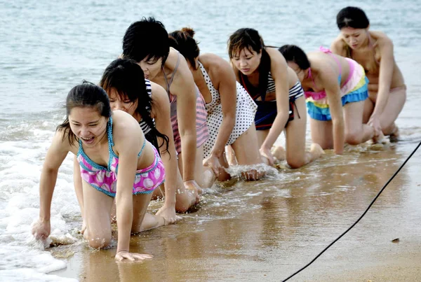 Жіночий Стажистів Одягнені Плавальних Костюмах Сканування Пляжі Під Час Тренування — стокове фото