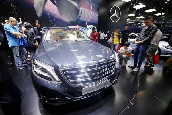 Besökare Titta Mercedes Maybach 600 Displayen Kina Guangzhou International Automobile — Stockfoto