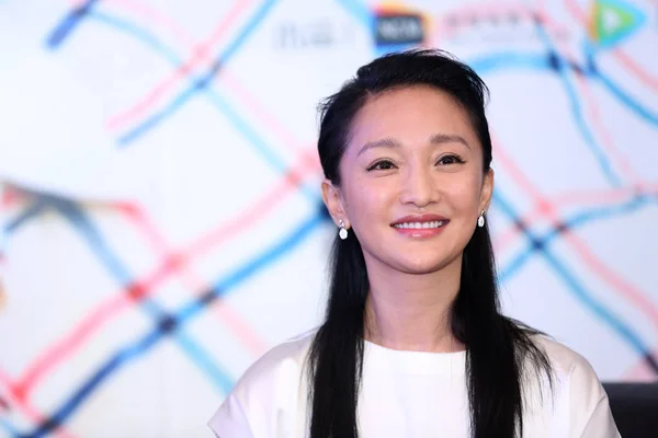 2014年12月11日 中国女星周迅在中国上海大学为她的新片 遇到焦虑小姐 举办的宣传活动中微笑 — 图库照片
