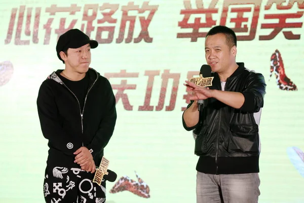 中国人監督寧皓 2014 日に彼らの新しい映画 北京で 崩壊仲間 の良いボックス オフィスを達成するための祝賀会で俳優黄ボーの隣に話す — ストック写真