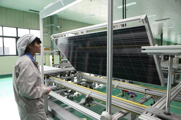 Čínský Pracovník Zkoumá Solární Panel Který Bude Vyvážen Evropy Závodě — Stock fotografie