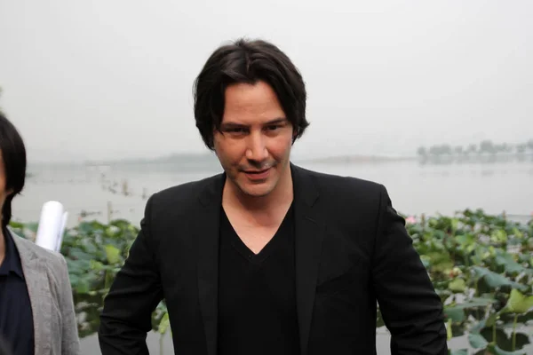 Actor Director Canadiense Keanu Reeves Posa Orilla Del Lago Oeste — Foto de Stock