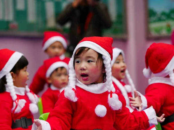 Młode Dzieci Ubrane Kostiumy Świętego Mikołaja Biorą Udział Przedstawieniu Okazji — Zdjęcie stockowe