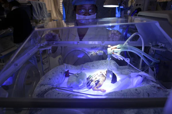 Médico Chino Encarga Del Bebé Prematuro Más Pequeño China Apodado —  Fotos de Stock