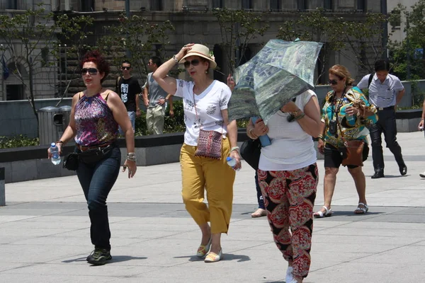 Turistas Visitam Passeio Bund Sob Sol Escaldante Xangai China Julho — Fotografia de Stock