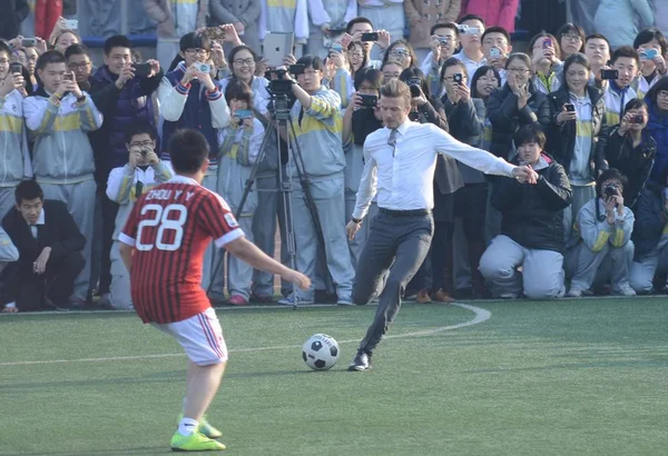 Anglické Fotbalové Superstar David Beckham Vpředu Hraje Fotbal Hřišti Pekingu — Stock fotografie