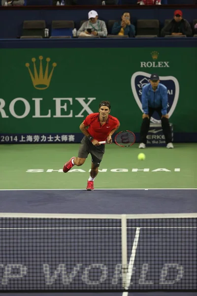 スイスのロジャー フェデラー 2014年上海マスターズ テニス大会で 上海で 2014 男子シングルスの準決勝でセルビアのノバク ジョコビッチにショットを返す準備をします — ストック写真