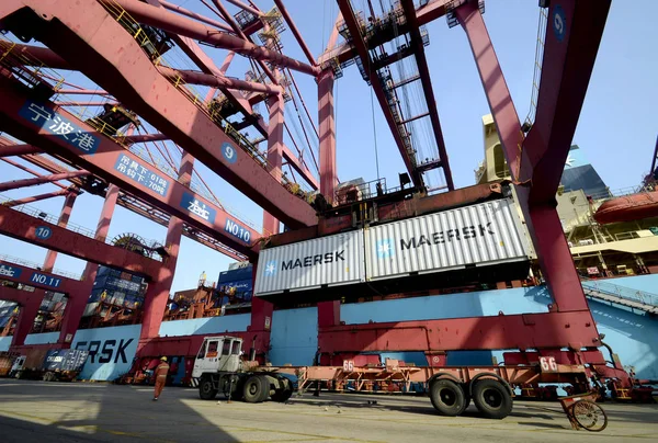 Recipientes Maersk Estão Sendo Levantados Cais Porto Ningbo Cidade Ningbo — Fotografia de Stock