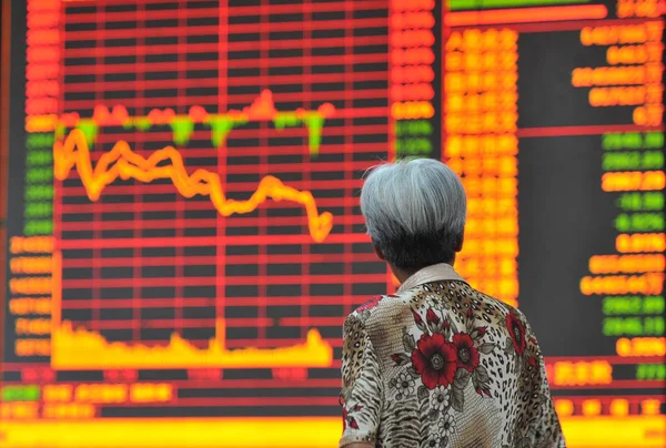 中国の投資家は Fuyang 東中国安徽州の株式仲買家で株式インデックスを見て 月2014 — ストック写真