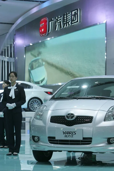 Salesgirls Σταθεί Δίπλα Toyota Yaris Κατά Διάρκεια Μια Έκθεση Αυτοκινήτου — Φωτογραφία Αρχείου