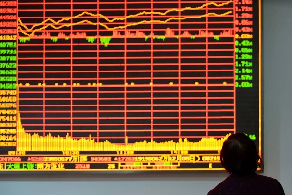 Investitore Cinese Guarda Shanghai Composite Index Una Casa Brokeraggio Azionario — Foto Stock