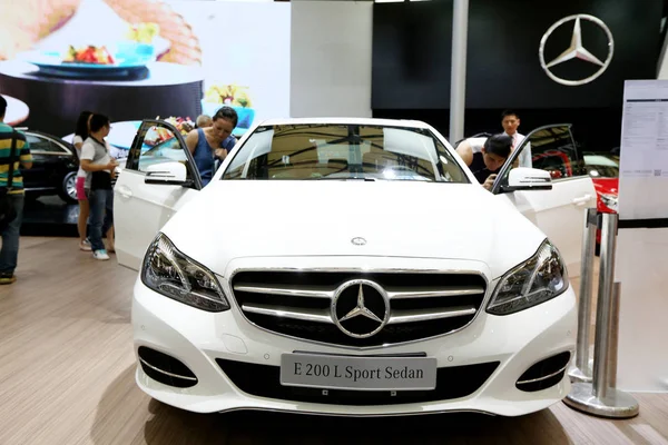 Visitors Look Mercedes Benz E200 Sport Sedan 2014 Pudong International — Stock Photo, Image