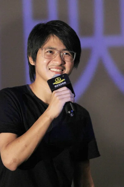 2014年7月30日 中国作家兼导演韩汉在中国中部湖北省武汉市为他的新片 举行的新闻发布会上微笑 — 图库照片