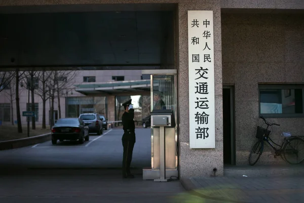Policier Paramilitaire Chinois Salue Autre Pour Prendre Relève Porte Ministère — Photo